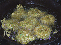 Bhajis cooking.