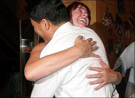 Juliette Ferrington hugs the Mayor of Qingdao