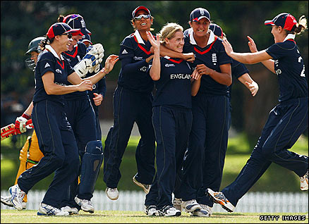 England celebrate a wicket against Australia