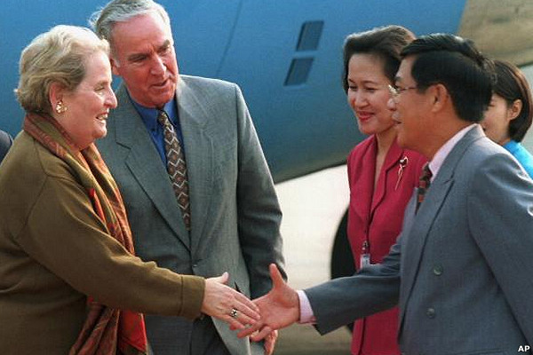 Ngoại trưởng Hoa Kỳ Madeleine Albright đang bắt tay một quan chức ngoại giao Việt Nam với Đại sứ Pete Peterson đứng cùng phía bà hồi tháng Chín năm 1999.