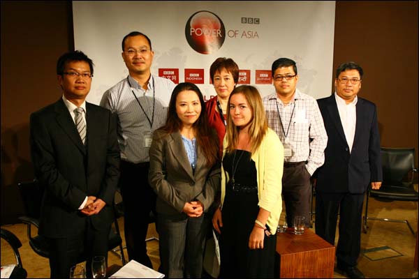 Nhóm tổ chức thảo luận 'Sức mạnh châu Á' của BBC ở London 29/6: Nguyễn Hoàng, Nguyễn Giang, Britt Yip, Yuwen Wu, Dawn Trump, Soe Win Than và Myint Thein Naing