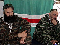 O líder rebelde checheno Shamil Basayev (à esq.) e Aslan Maskhadov