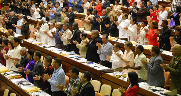 Diputados cubanos aplaudiendo durante una de sus dos reuniones anuales. (Foto: Raquel Pérez)