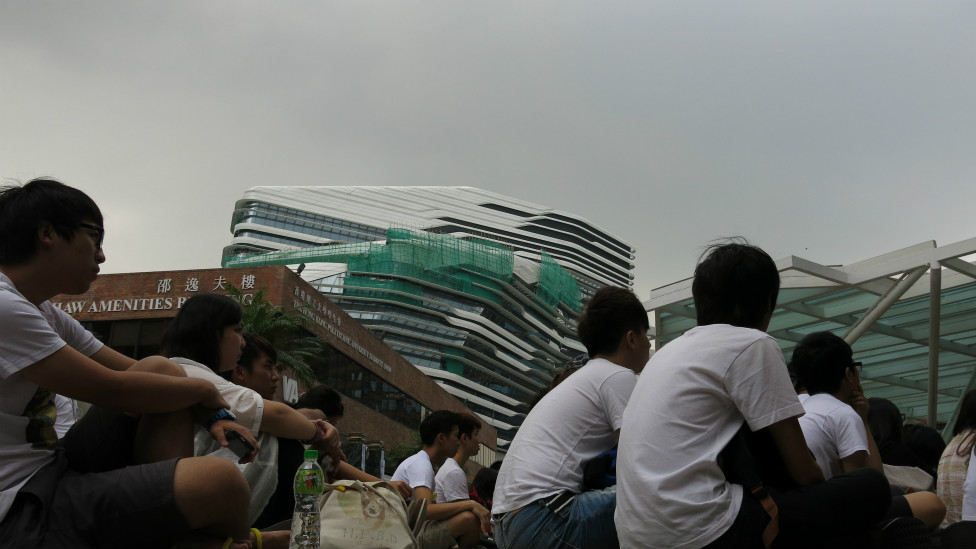 理工大学学生在阴天下举行罢课誓师大会（BBC中文网记者叶靖斯摄22/9/2014）