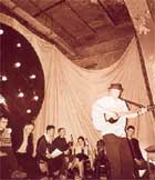 Iwan Llwyd ar lwyfan