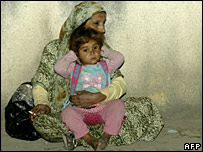 مادر و دختر فلسطینی در کنار اردوگاه آوارگان در لبنان، 21 مارس 2008