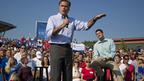 Hai ông Mitt Romney và Paul Ryan vận động tranh cử tại Powell, bang Ohio