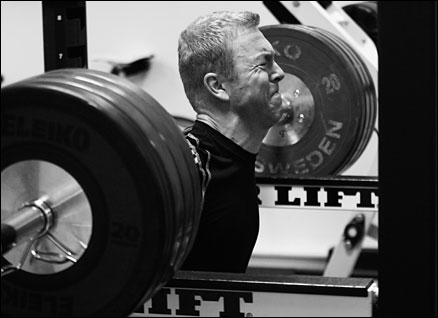Chris Hoy does squats in the gym