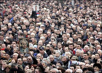 Massa warga memadati kawasan di luar gedung parlemen di Beograd untuk melepas peti mati Slobodan Milosevic