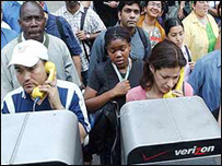 Filas imensas se formaram em frente a telefones públicos