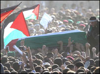 Multidão no enterro de Arafat