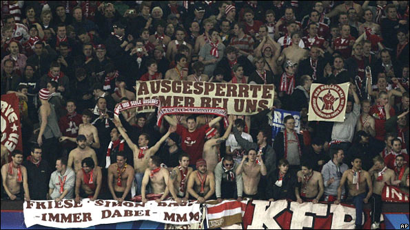 Bayern Munich fans celebrate defeating Manchester United