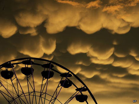 Mammatus clouds