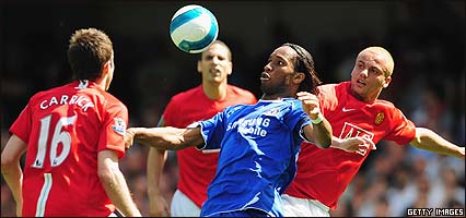 Didier Drogba, el símbolo azul, rodeado de los diablos rojos del Manchester United
