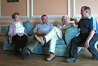 Derek yn siarad gyda Charlie Duff a chyn weithwyr eraill y stâd yn mhlasdy'r Faenol