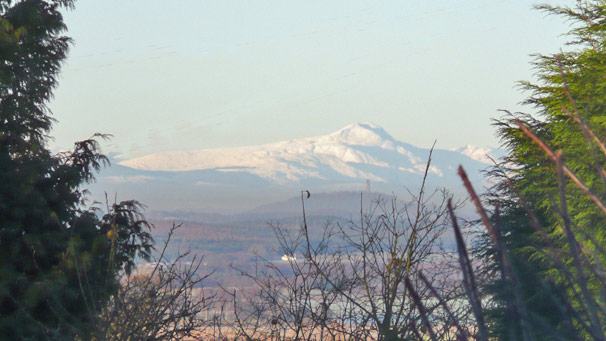 Wallace Monument dwarfed by snow-capped Ben Lomond