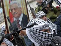 Militantes do Fatah com retrato de Mahmoud Abbas