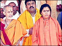 मुख्यमंत्री पद की शपथ लेने के बाद उमा भारती