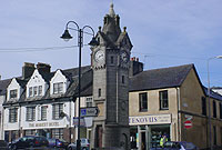 Cloc yng nghanol tref Llangefni