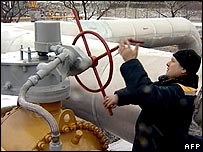 Nhân viên của Nga đóng van đường khí đốt