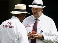 اوول ٹیسٹ میچ کے امپائر