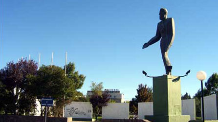 Cerflun o Lewis Jones yn Nhrelew, Patagonia