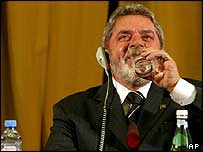O presidente Luiz Inácio Lula da Silva bebendo água