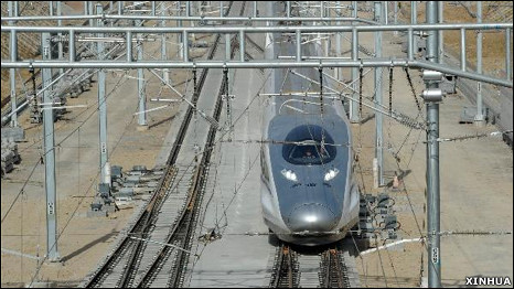一列中國高鐵CRH 380A型動車組駛進京滬高鐵安徽蚌埠南站（新華社圖片3/12/2010）