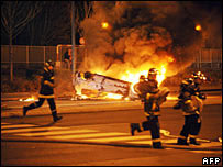 Carro incendiado por manifestantes nos arredores de Paris