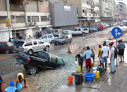 Luanda_pothole.jpg