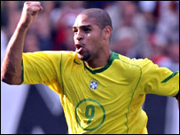 O atacante Adriano