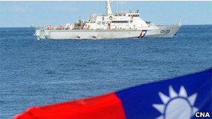 台湾海巡署巡防舰13日在彭佳屿与钓鱼台间海域执行护渔任务(13/09/2012)