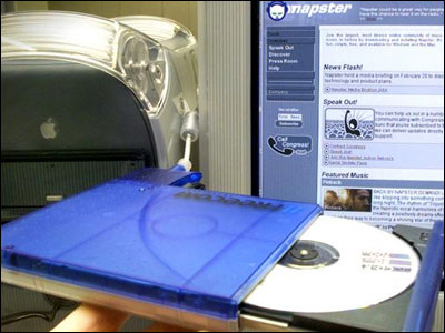 Una computadora con CD y el logo de Napster