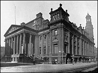 Outside the Royal Exchange in 1900
