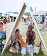 Teulu Belk o Llanrheadr ym Mochnant yn cysgodi o'r haul