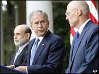 O presidente do Fed, Ben Bernanke, o presidente dos Estados Unidos, George W. Bush, e o secretário do Tesouro americano, Henry Paulson
