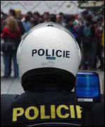 Policie brání protestantům v přístupu ke Kongresovému centru