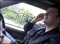 Motorista com celular ao ouvido