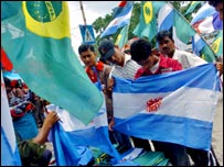 Bangladeşli futbol meraklıları 