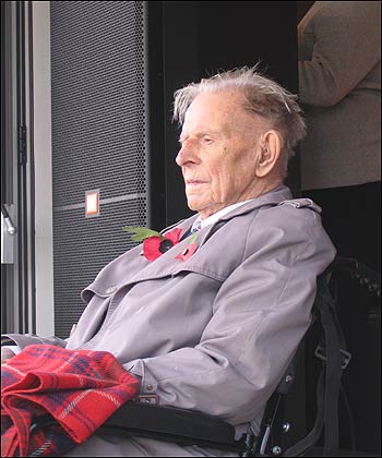 Harry Patch watches a remembrance day event