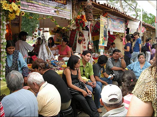 Varias personas alrededor de puestos de venta