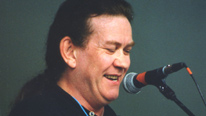 Folk artist Dick Gaughan will be presented with a lifetime achievement award at the BBC Radio 2 Folk Awards