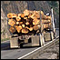 Caminhão transporta madeira