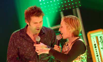 Lowri tries to read off her hand