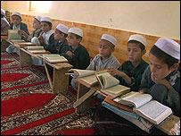 کودکان افغان در حال فراگيری قرآن در مسجد (عکس از آرشيو)