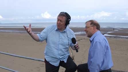 Rhyl. Llun o Hywel a Gareth Owen yn eistedd efo'r traeth tu ol.