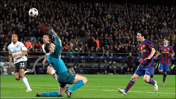 Messi chips Manuel Almunia