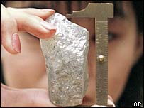 Pedra de diamante sendo examinada