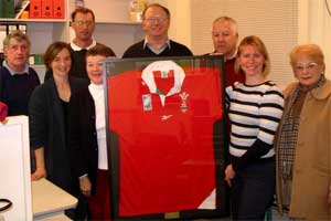 Y pwyllgor - a'r crys