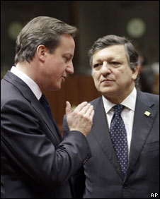 British Prime Minister David Cameron (left) speaks to European Commission President Jose Manuel Barroso in Brussels, 28 October 10